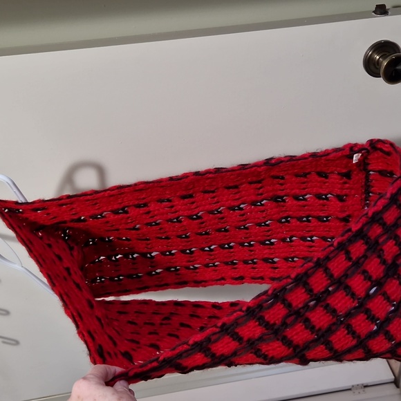 NWOT Red and black round scarf - Picture 2 of 5